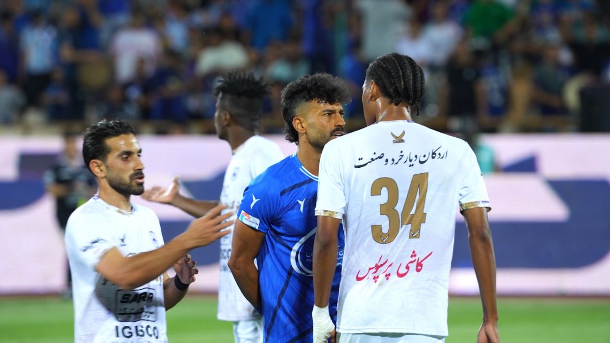 لحظه درگیری لفظی رامین رضاییان با بازیکن خارجی چادرملو