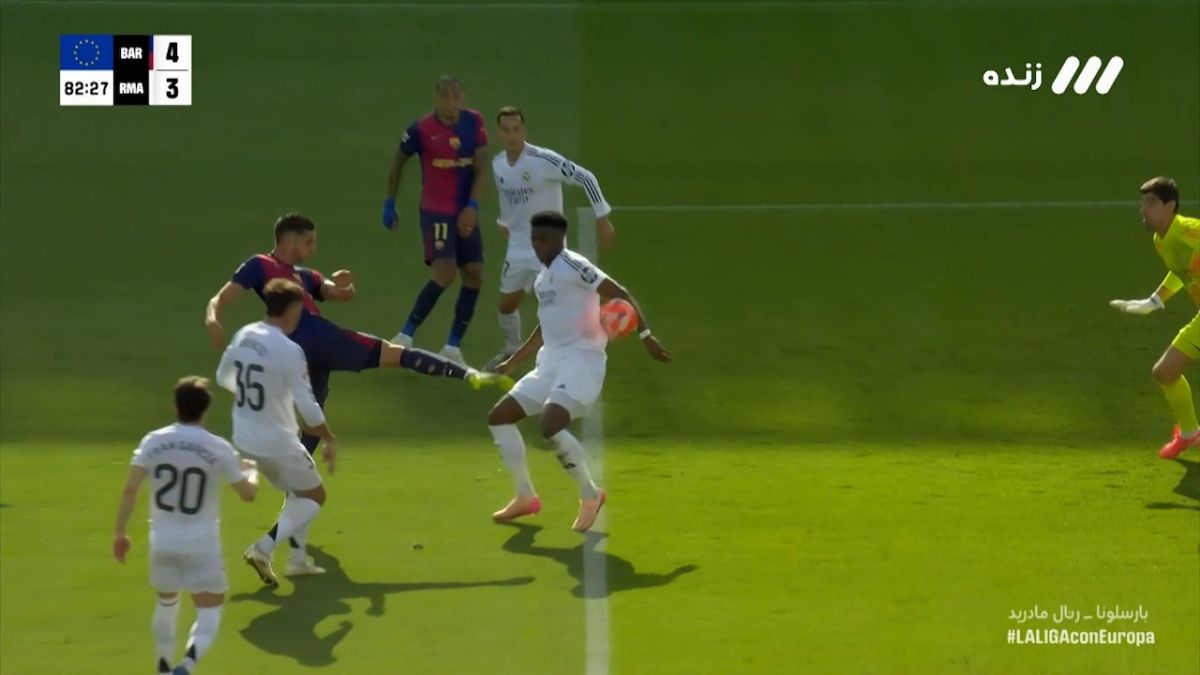 داور پس از بازبینی، پنالتی برای بارسلونا را رد کرد