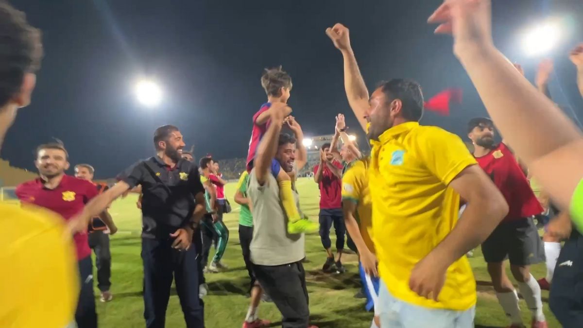 شادی بازیکنان و هواداران نفت آبادان پس از برتری مقابل پیکان