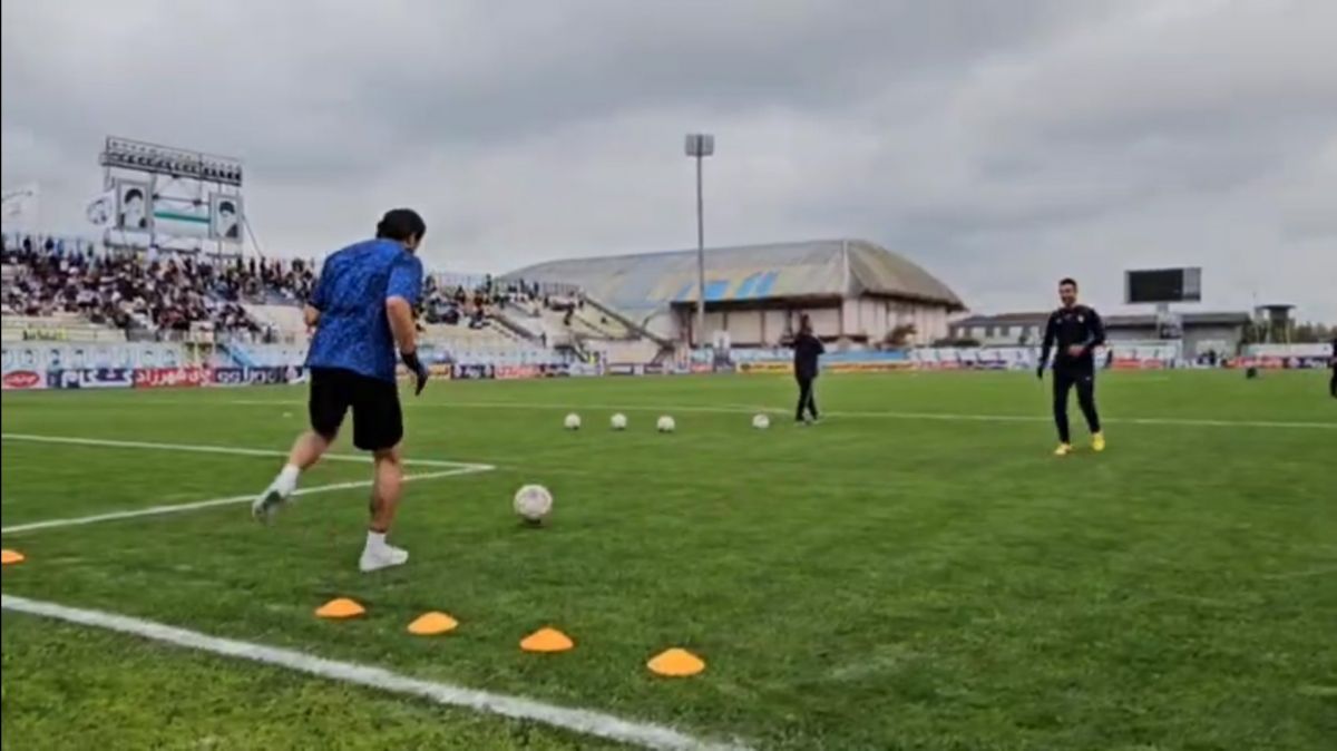 گرم کردن بازیکنان ملوان و فولاد برای دیدار دو تیم