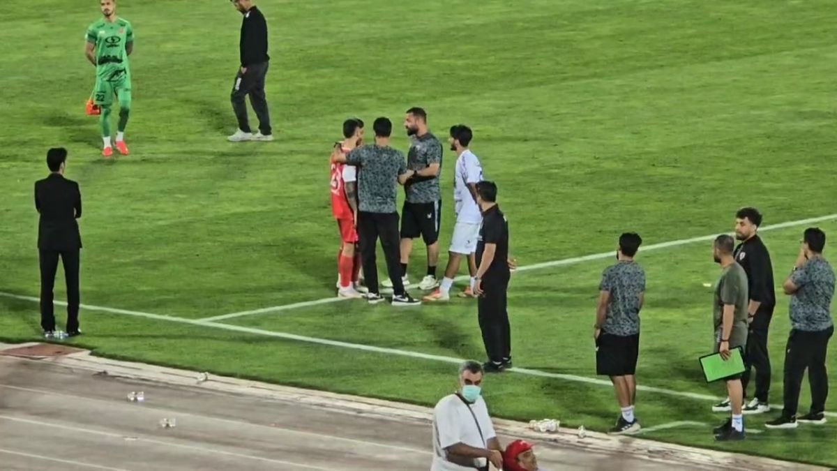 حواشی پایان بازی پرسپولیس و هوادار و شعار هواداران