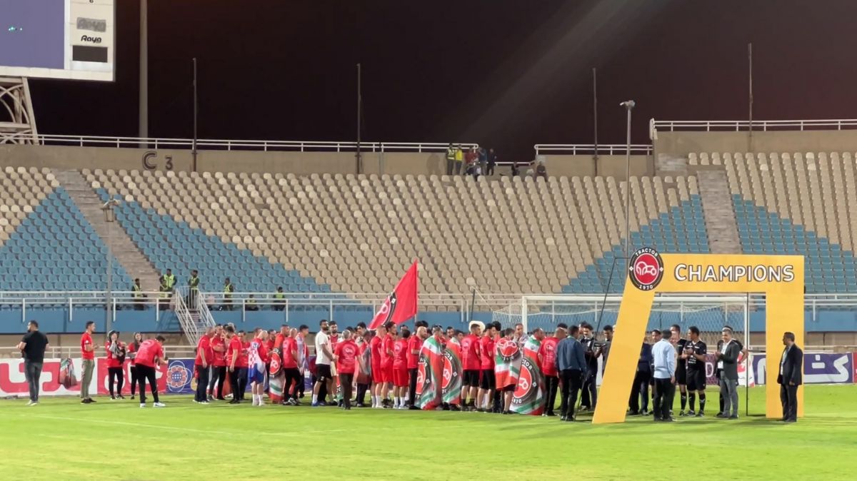 آماده شدن تیم تراکتور برای جشن قهرمانی از قاب دوربین فوتبالی