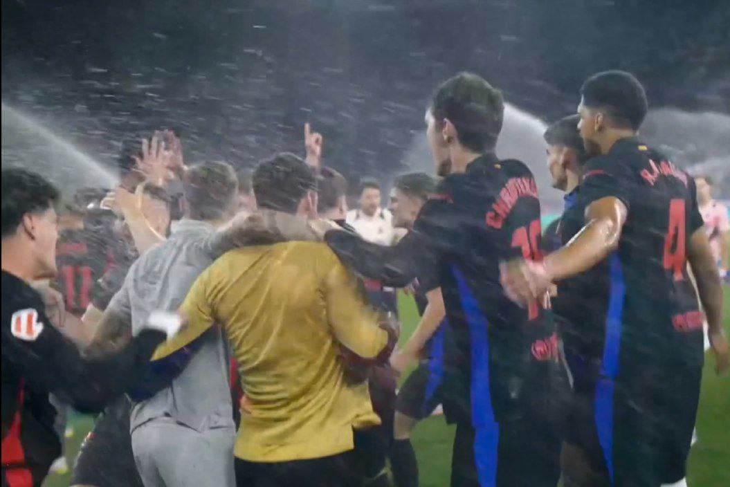 آبیاری بحث‌برانگیز چمن؛ مانور آب روی خوشحالی قهرمانی بارسلونا!