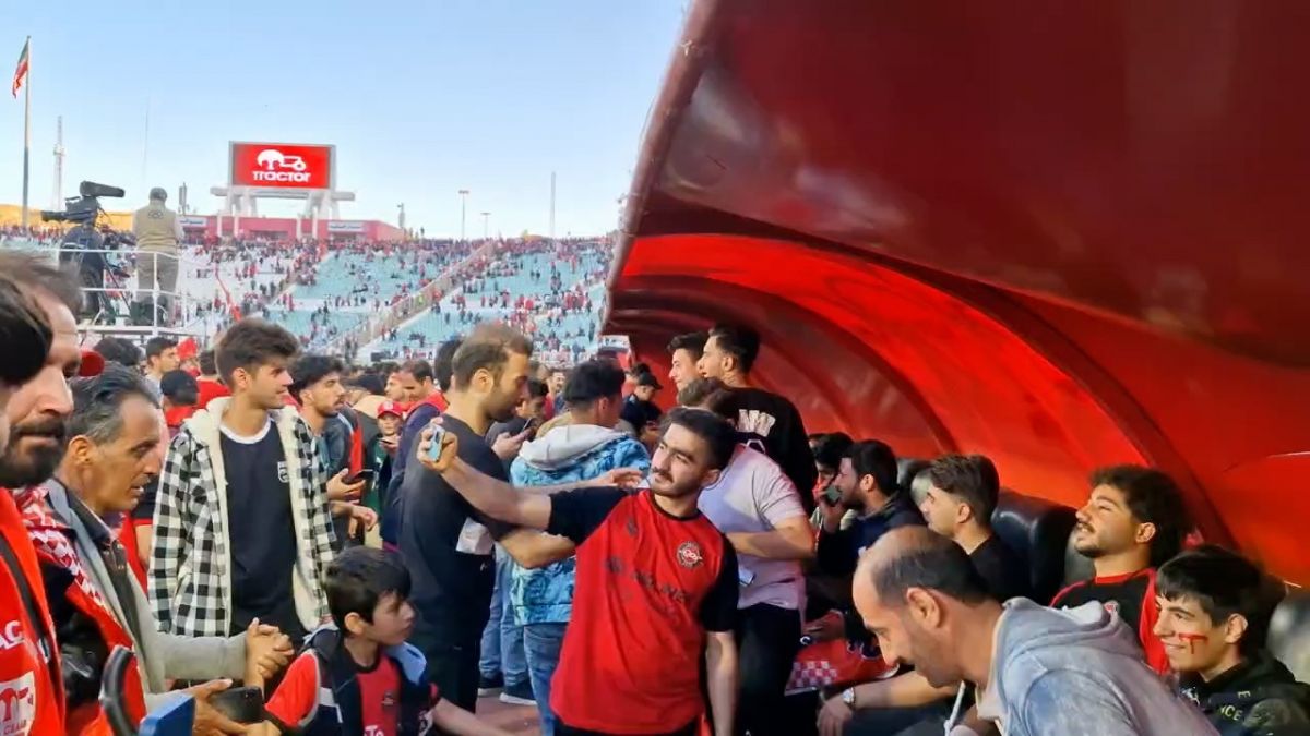 عکس یادگاری و سلفی هواداران تراکتور با نیمکت و دروازه ورزشگاه