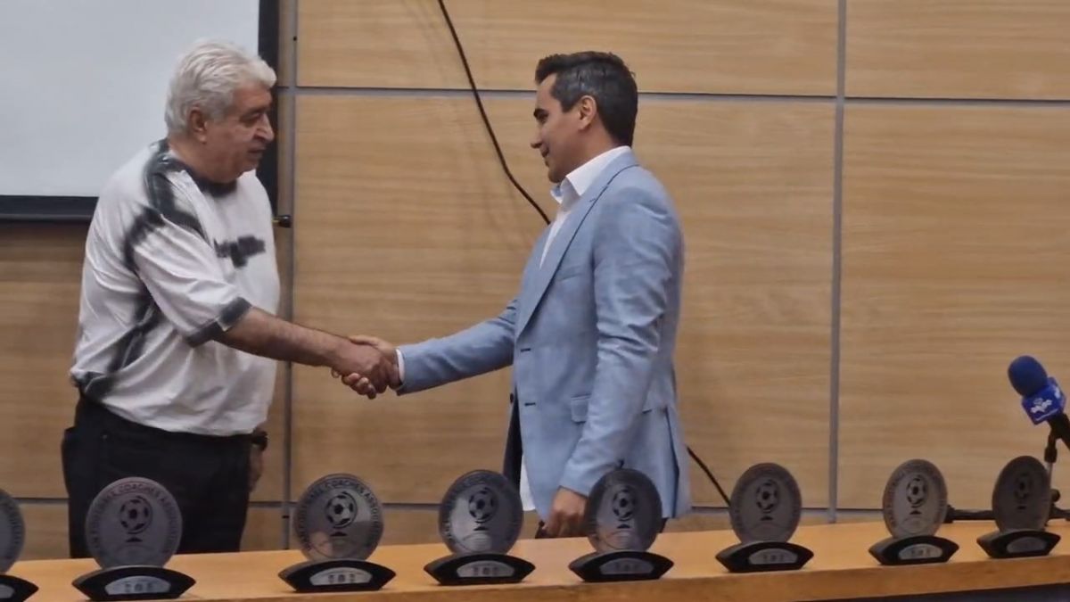 تجلیل از محمد کشاورز توسط کانون مربیان در آئین ملی نکوداشت روز جهانی فوتبال