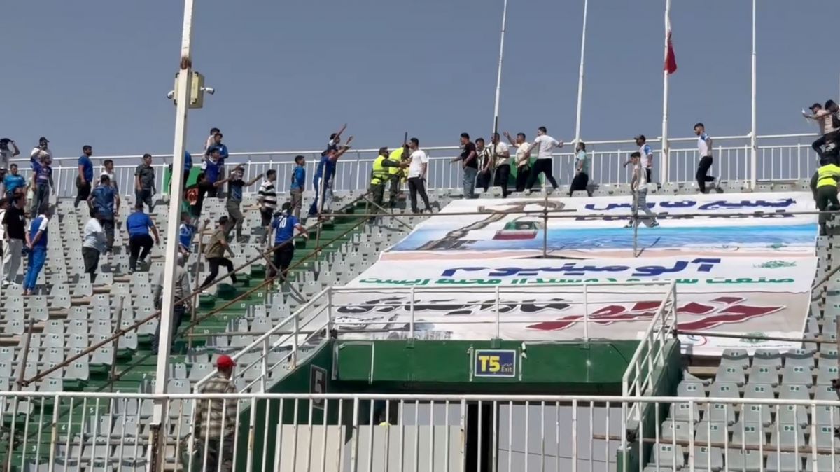 سنگ پرانی هواداران در ورزشگاه امام خمینی‌(ره) اراک