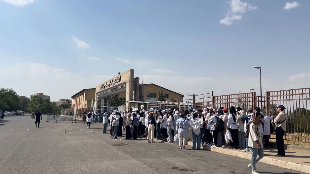 هواداران پشت درب ورزشگاه اراک در فاصله چند ساعت به فینال جام حذفی