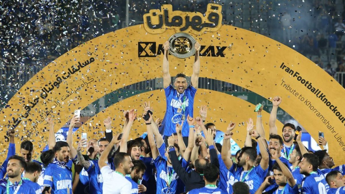 لحظه بالا بردن کاپ قهرمانی جام حذفی توسط استقلالیها