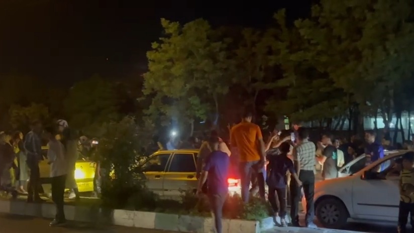 شادی هواداران استقلال روبروی اتوبوس بازیکنان ملوان
