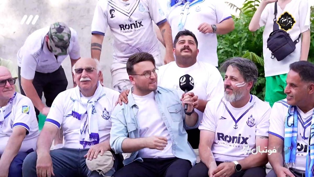 شعار هواداران ملوان برای مازیار زارع: "زارع هانسی فلیک"