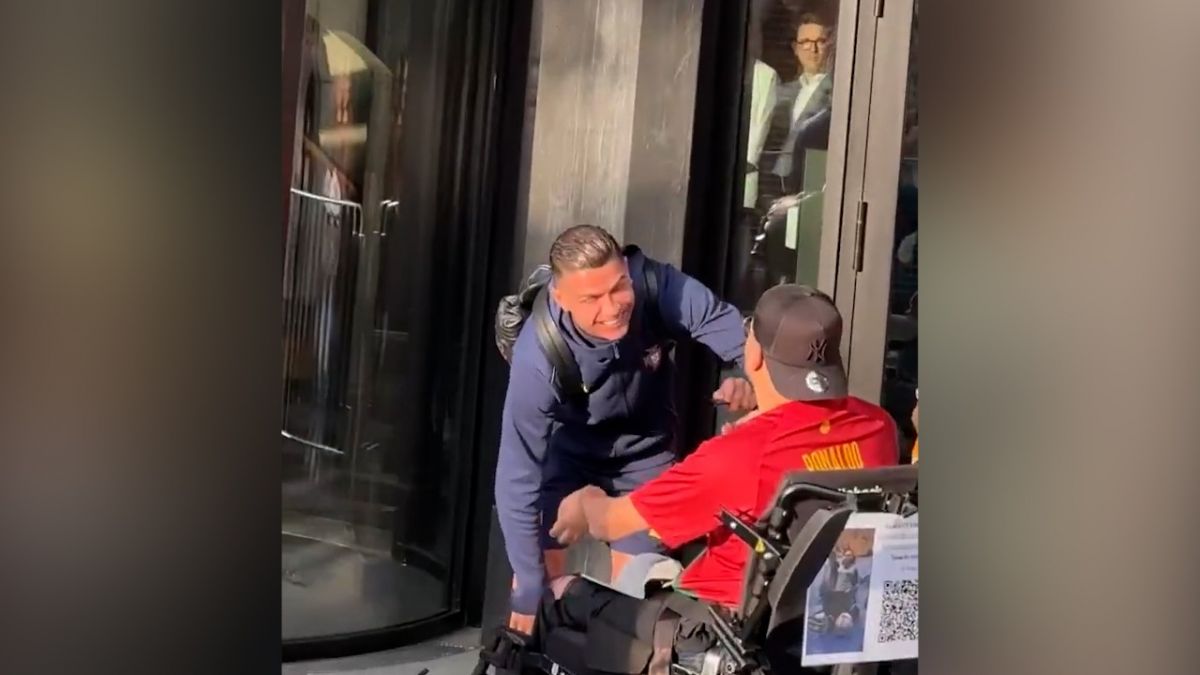 برخورد ویلچر یک هوادار با پای رونالدو و برخورد جالب او
