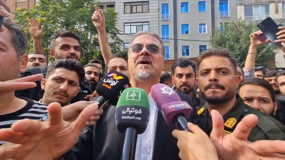 صحبت های نظری جویباری مدیرعامل استقلال در جمع هواداران معترض