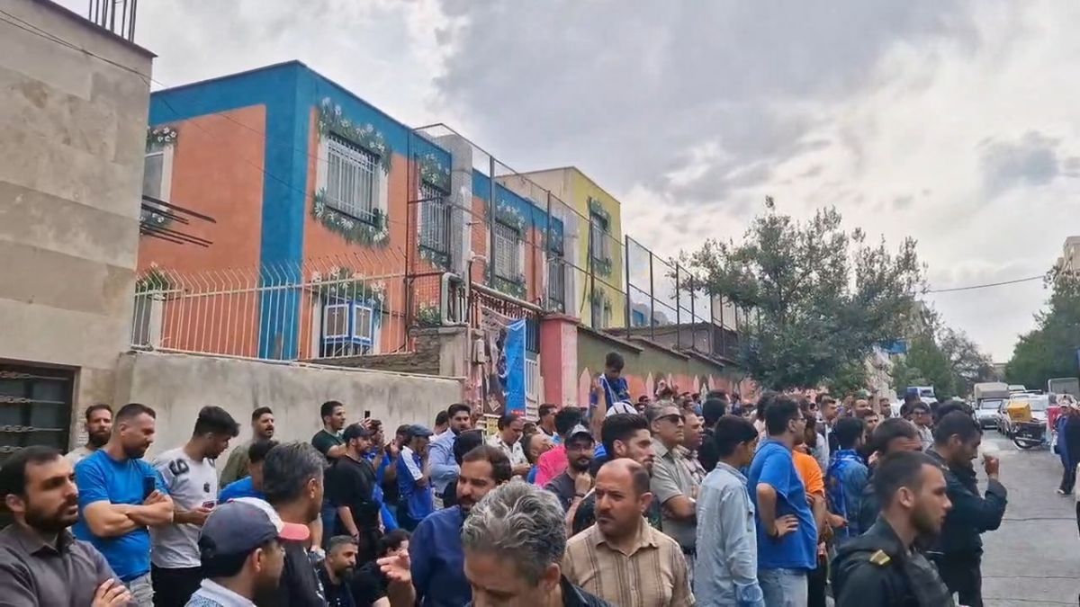 تجمع هواداران استقلال مقابل باشگاه و انتقاد از مدیران