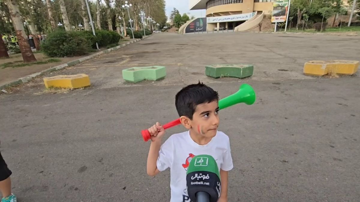 حضور هوادار مردم آزار در ورزشگاه آزادی!