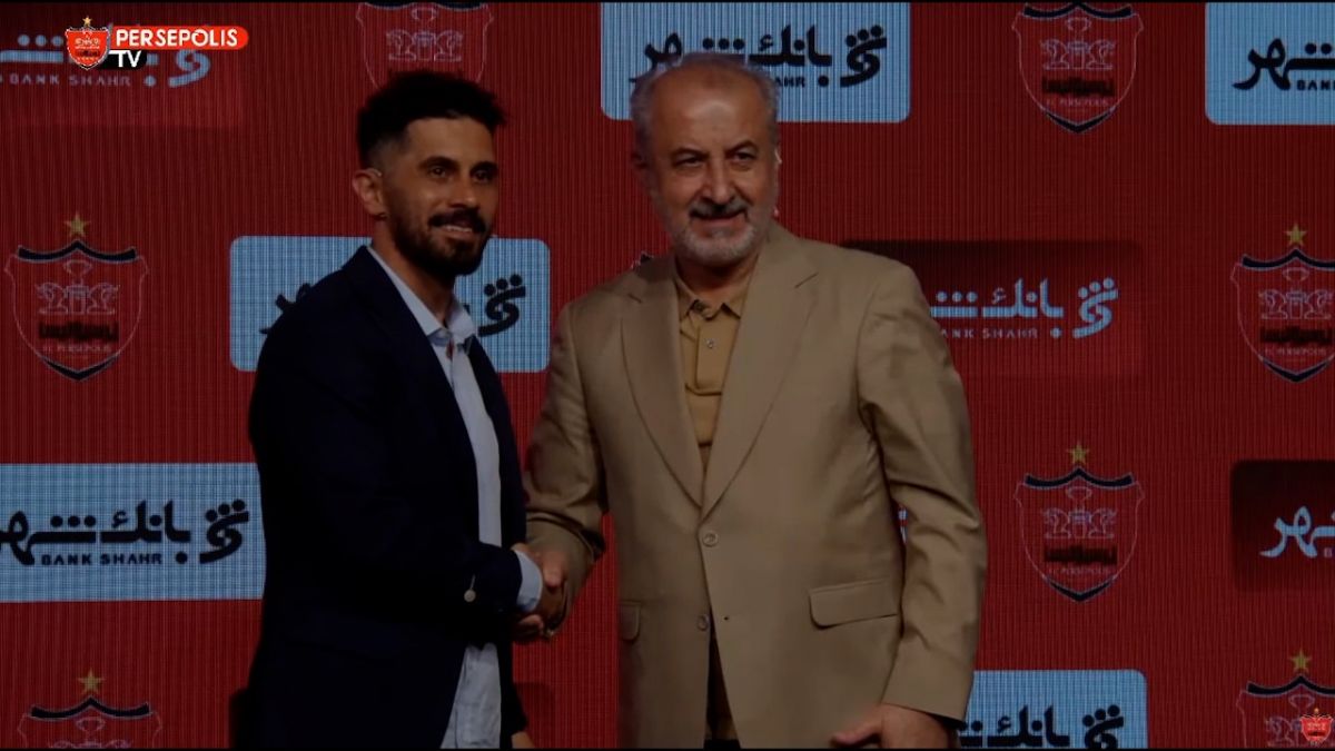 لحظه تمدید قرارداد و عکس یادگاری امید عالیشاه با لباس پرسپولیس