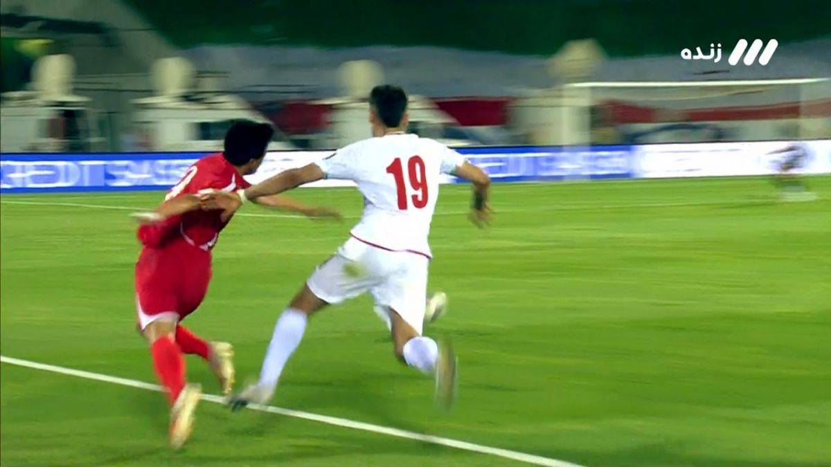 عارف آقاسی در کورس مقابل مهاجم کره شمالی جا ماند و کارت زرد گرفت!