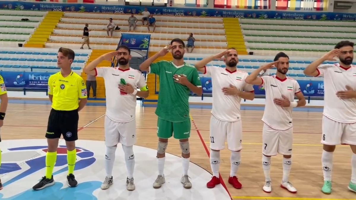 احترام نظامی تیم ملی فوتسال ناشنوایان ایران پیش از بازی با مراکش