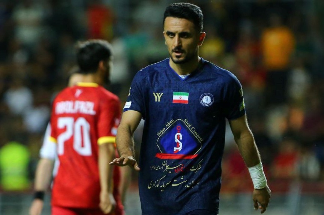 مدافع جدید فولاد: لعنت بر وطنفروش (عکس)
