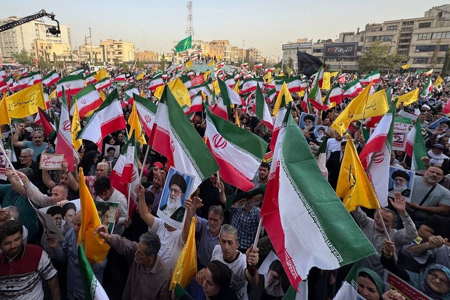 تجمع مردم و دانشگاهیان در حمایت از نیروهای مسلح