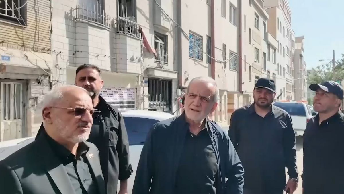 بازدید رئیس جمهور از ساختمان‌های آسیب دیده تهران پس از حمله رژیم صهیونیستی