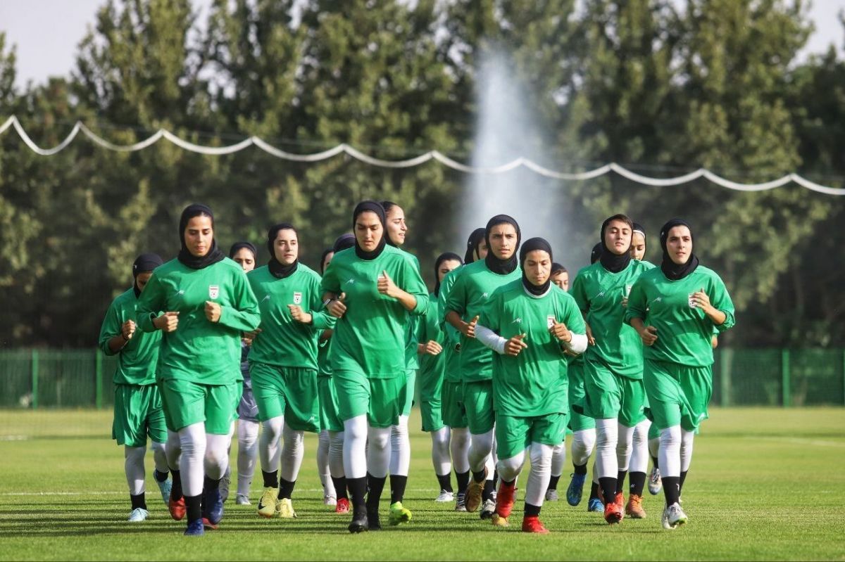نماد امید و ایستادگی در زمین فوتبال