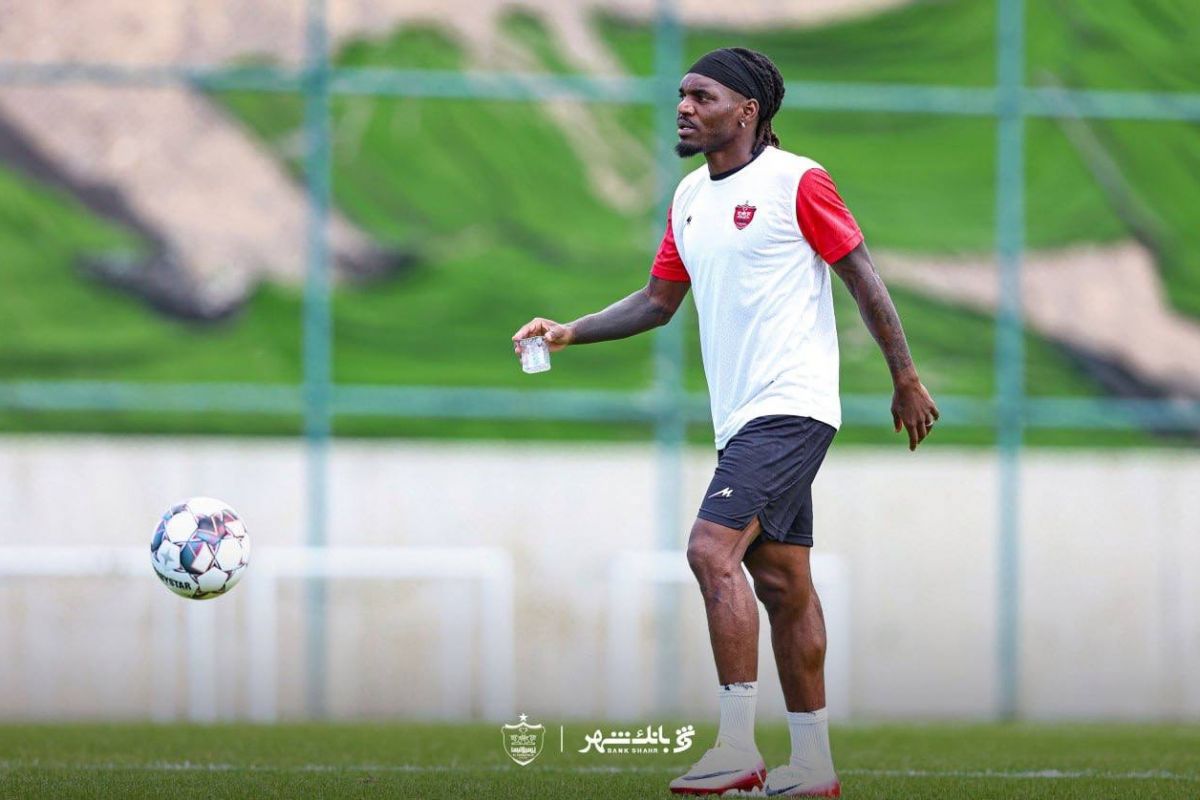 ادعای عجیب ترنسفرمارکت؛ بیفوما رایگان پرسپولیسی شد!