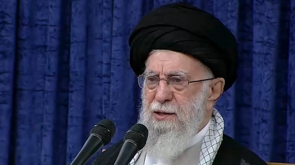رهبر انقلاب: مردم در این مدت با ظاهر و لباس‌های گوناگون فداکارانه حرف زدند