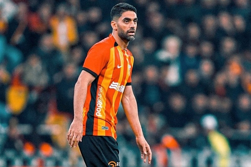 جذب کریمی برای استقلال ۱۲۰ میلیارد تومان آب می‌خورد