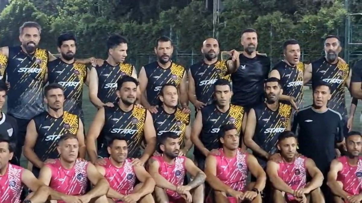 عکس یادگاری بازیکنان دهه ۶۰ قبل از تمرین امروز