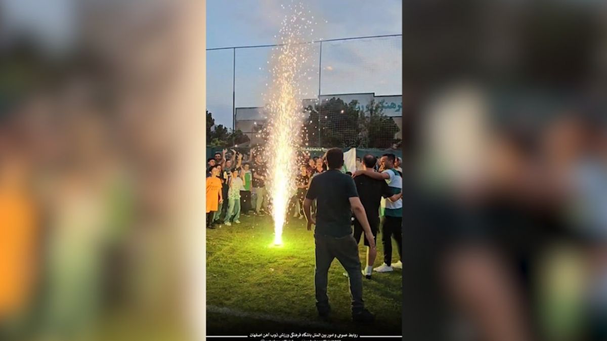 هواداران یک صدا ذوب آهن و حدادی‌فر را در تمرین امروز تشویق کردند (7 مرداد)