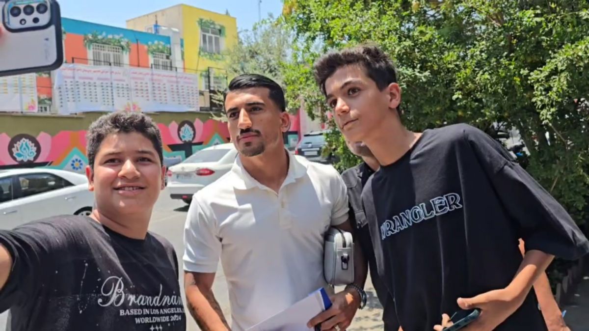 سلفی هواداران استقلال با صالح حردانی بعد از خروج این بازیکن از باشگاه استقلال