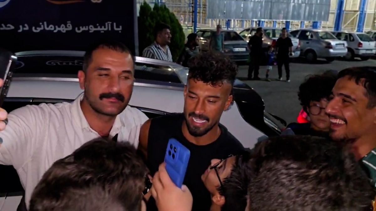 سلفی با رامین رضاییان در بین تشویق هواداران استقلال