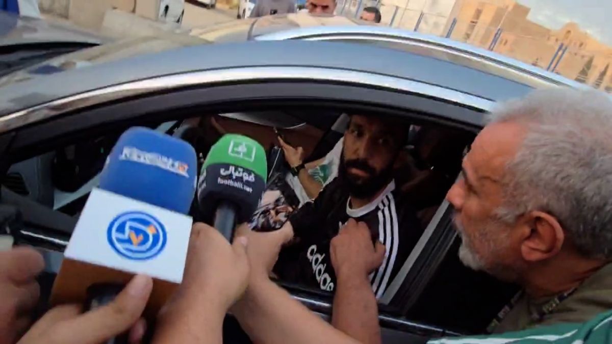خروج بازیکنان استقلال از محل تمرین و سلفی با هواداران