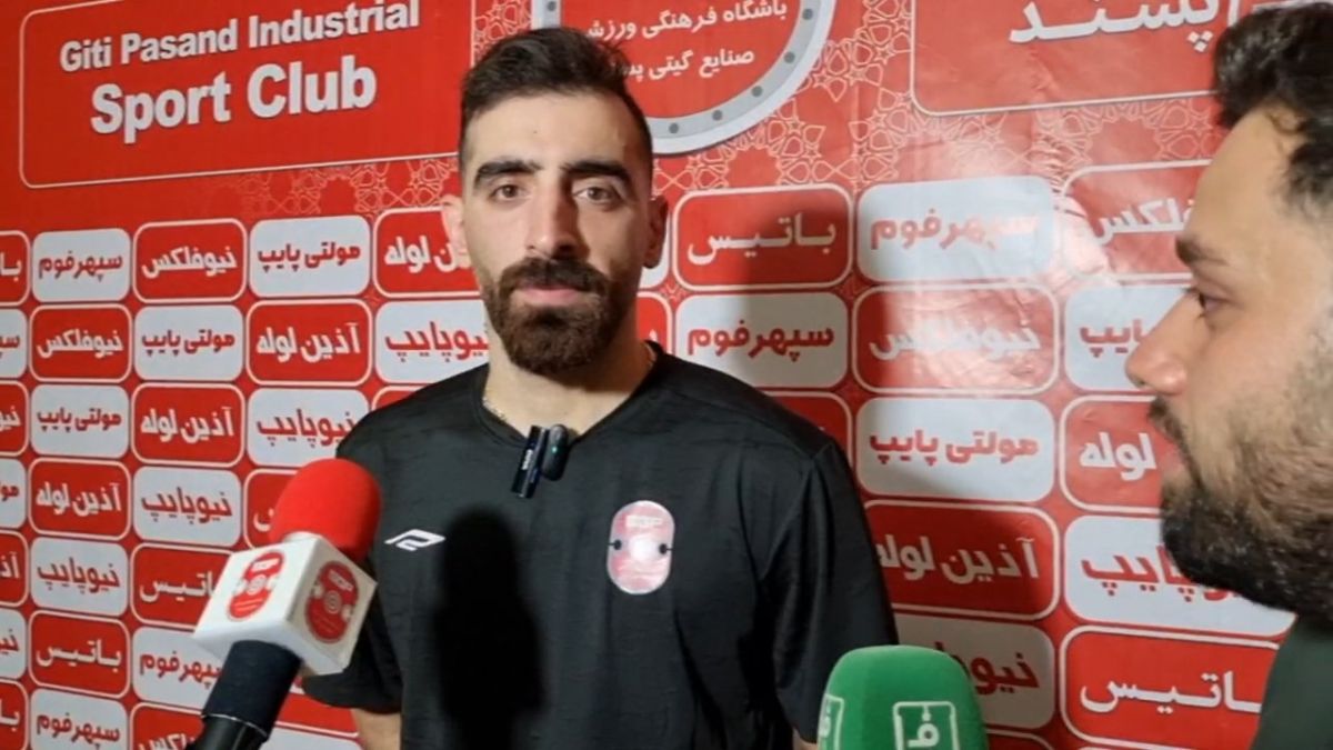 سعید احمدعباسی: وقتی بازیکن حریف از عمد به زمین می افتد توپ را به بیرون نمی زنیم