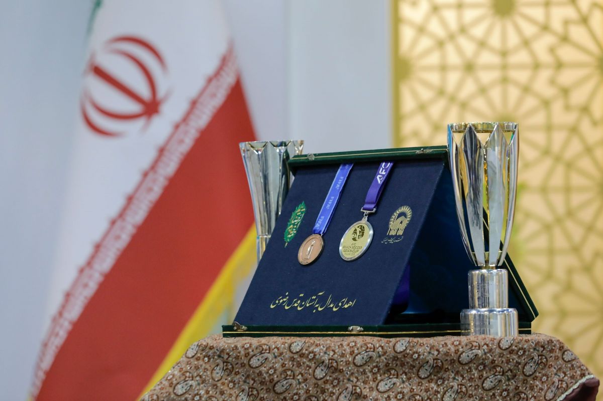 اهدای مدال قهرمانی میرشکاری به موزه آستان قدس رضوی