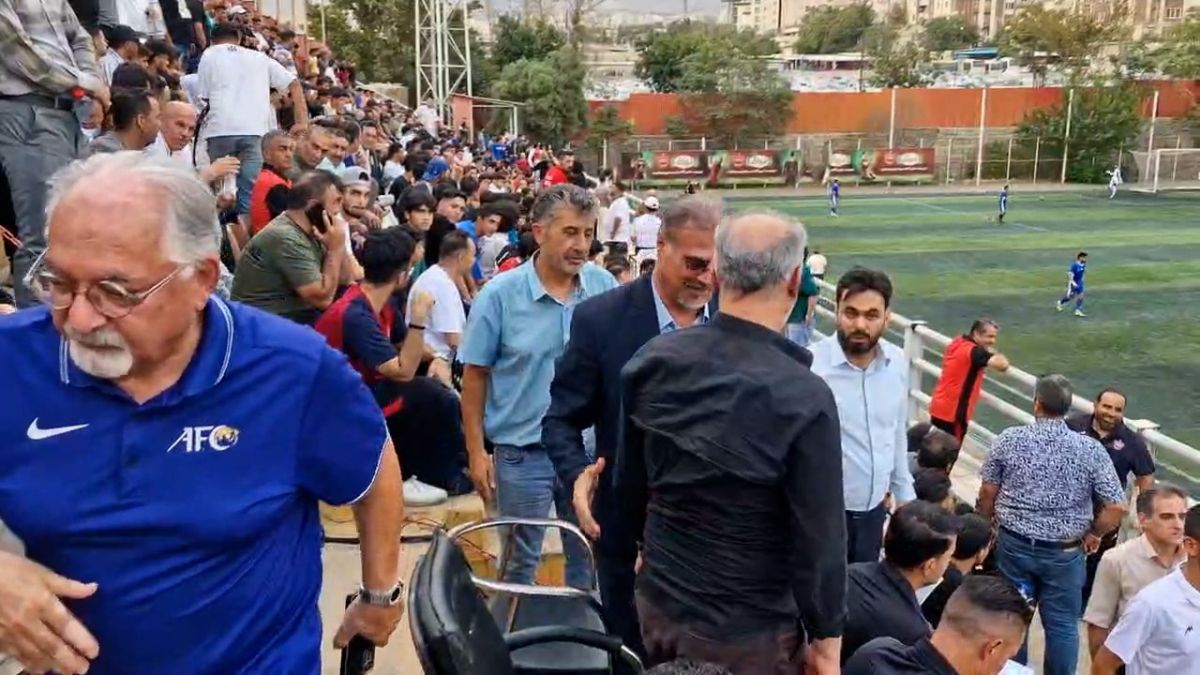 نظری جویباری و رضا درویش، کنار هم تماشاگر دربی امیدها هستند