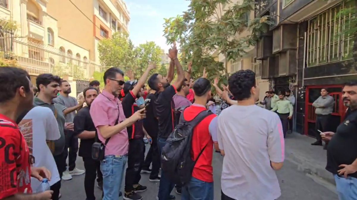 تجمع هواداران پرسپولیس مقابل ساختمان باشگاه، و شعار علیه مدیر روابط عمومی پرسپولیس