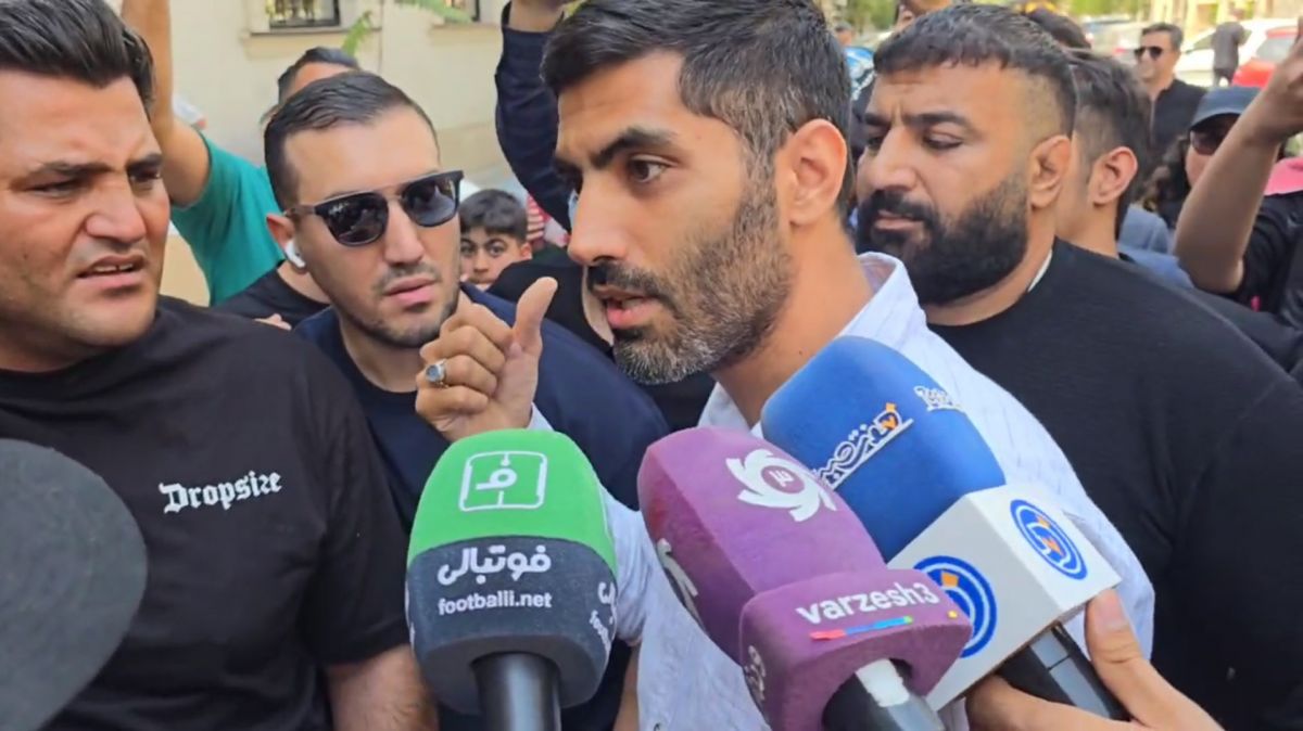 هواداران معترض پرسپولیس صحبت‌های محمد انصاری را قطع کردند!