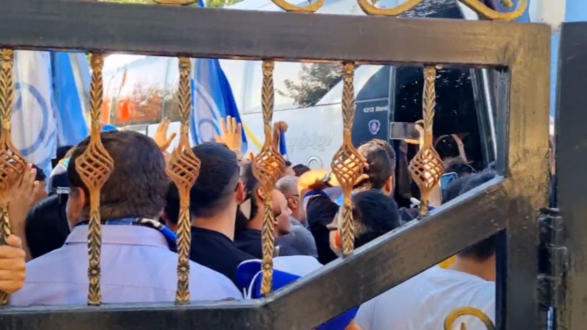 استقبال هواداران استقلال از اتوبوس بازیکنان