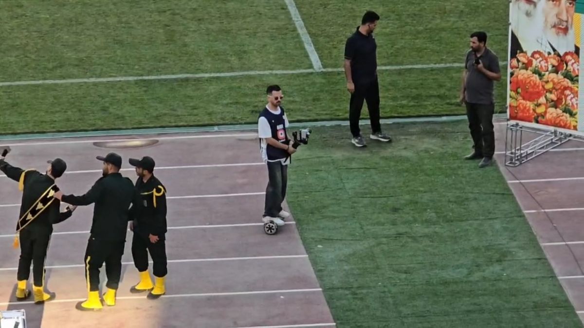 بازدید داوران از چمن نقش جهان و فیلمبرداری با اسکوتر برقی هوشمند