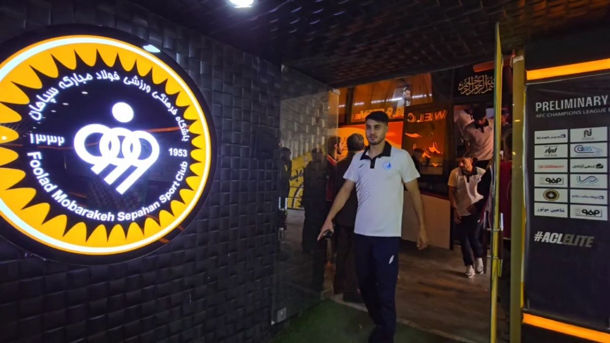 ورود کاروان استقلال و تراکتور به ورزشگاه نقش جهان
