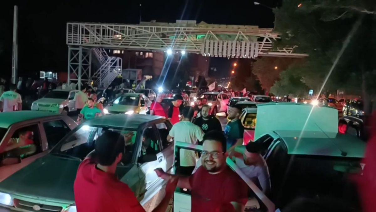شادی هواداران تراکتور در تبریز پس از قهرمانی در سوپرجام
