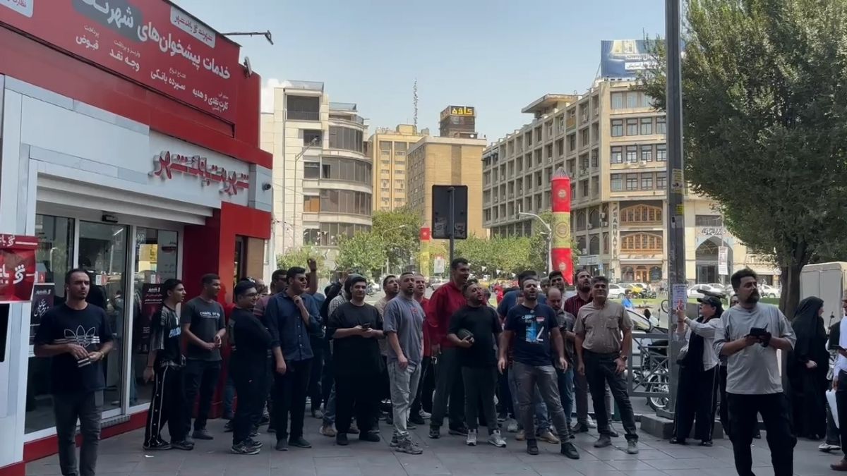شعار هواداران پرسپولیس علیه درویش در مقابل بانک شهر