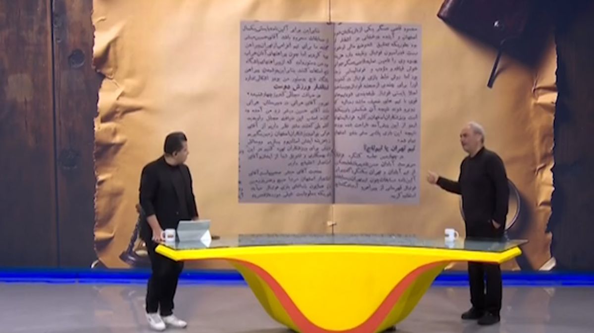 جواد خیابانی: سرپرست تیم آبادان اعتراض کرد، چرا تیم تهران با آرم باشگاه تاج بازی می‌کند!