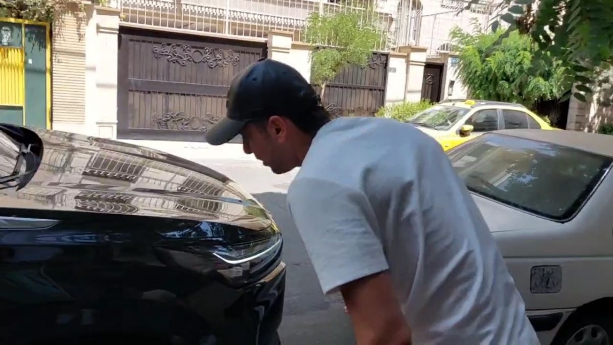 سعید مهری پس از خروج از باشگاه پرسپولیس متوجه پنجر شدن لاستیک ماشینش شد