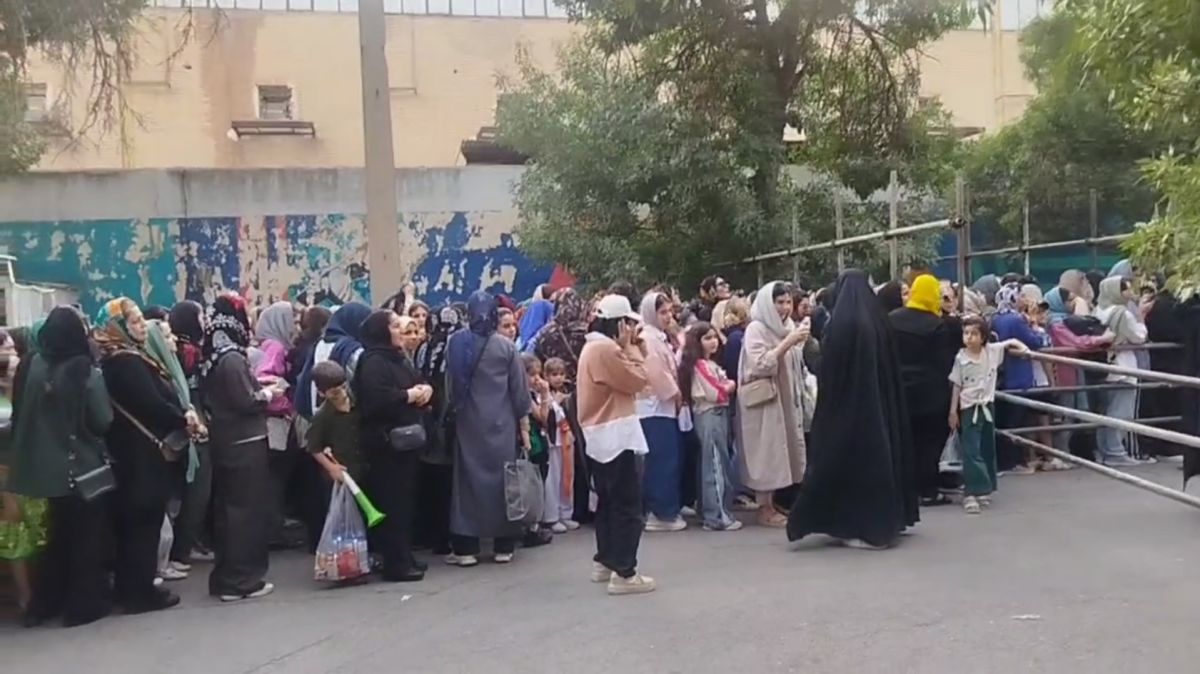 حضور بانوان خرم آبادی برای حمایت از تیم خیبر در بازی مقابل مس رفسنجان