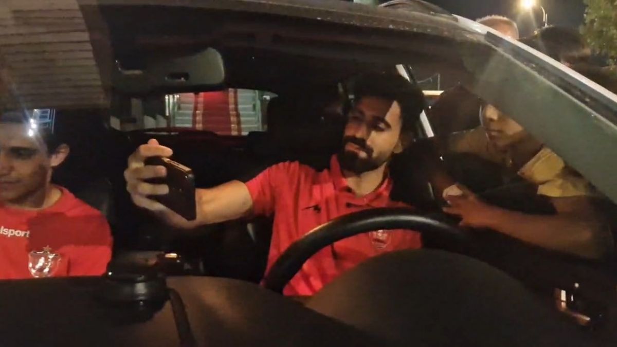 هجوم هواداران برای سلفی با کنعانی زادگان پس از تساوی پرسپولیس و فجر