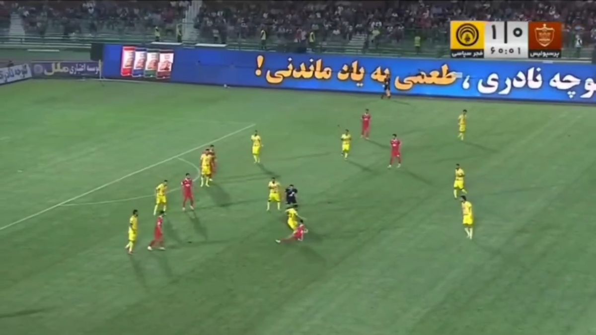 رسانه فجر با انتشار این ویدیو نوشت: سروش رفیعی باید با دریافت کارت زرد دوم، اخراج می شد