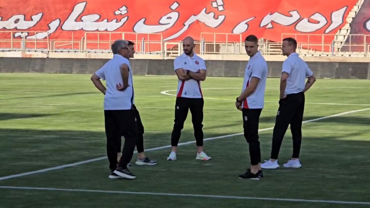 حضور بازیکنان خارجی تراکتور در زمین و بازدید از چمن ورزشگاه