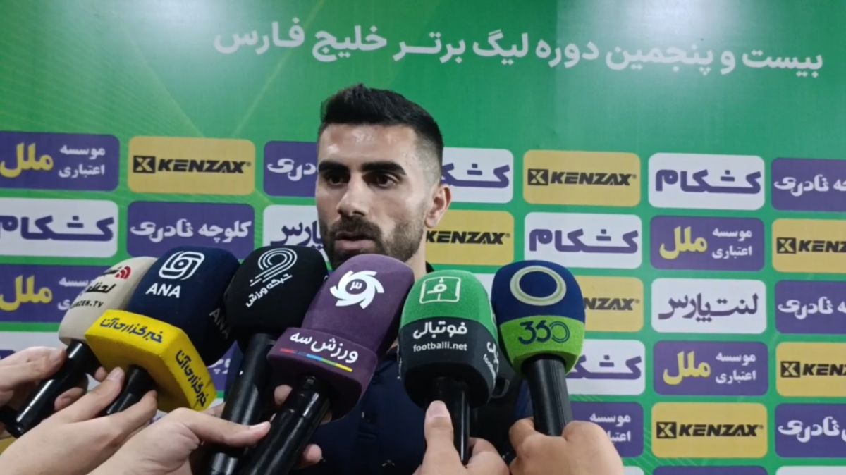 اعتراض شدید بازیکنان فولاد به داوری بنیادی‌فر در بازی با چادرملو